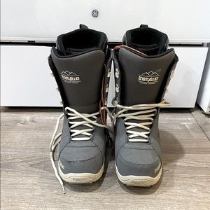 Men snowboarding boots 9.5